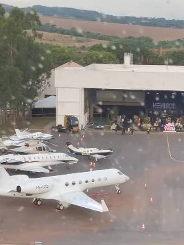 Aeronaves estacionadas na fazenda de Gusttavo Lima